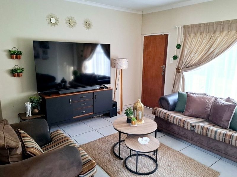 Family Rental with Pool in a Prime Kanonkop Location - Photo 4