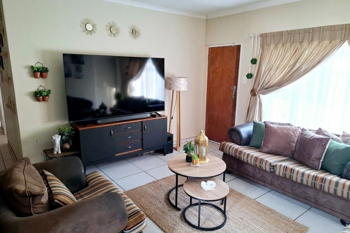 Family Rental with Pool in a Prime Kanonkop Location - Photo 4
