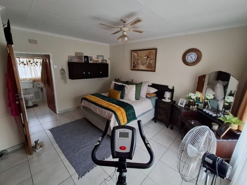 Family Rental with Pool in a Prime Kanonkop Location - Photo 9