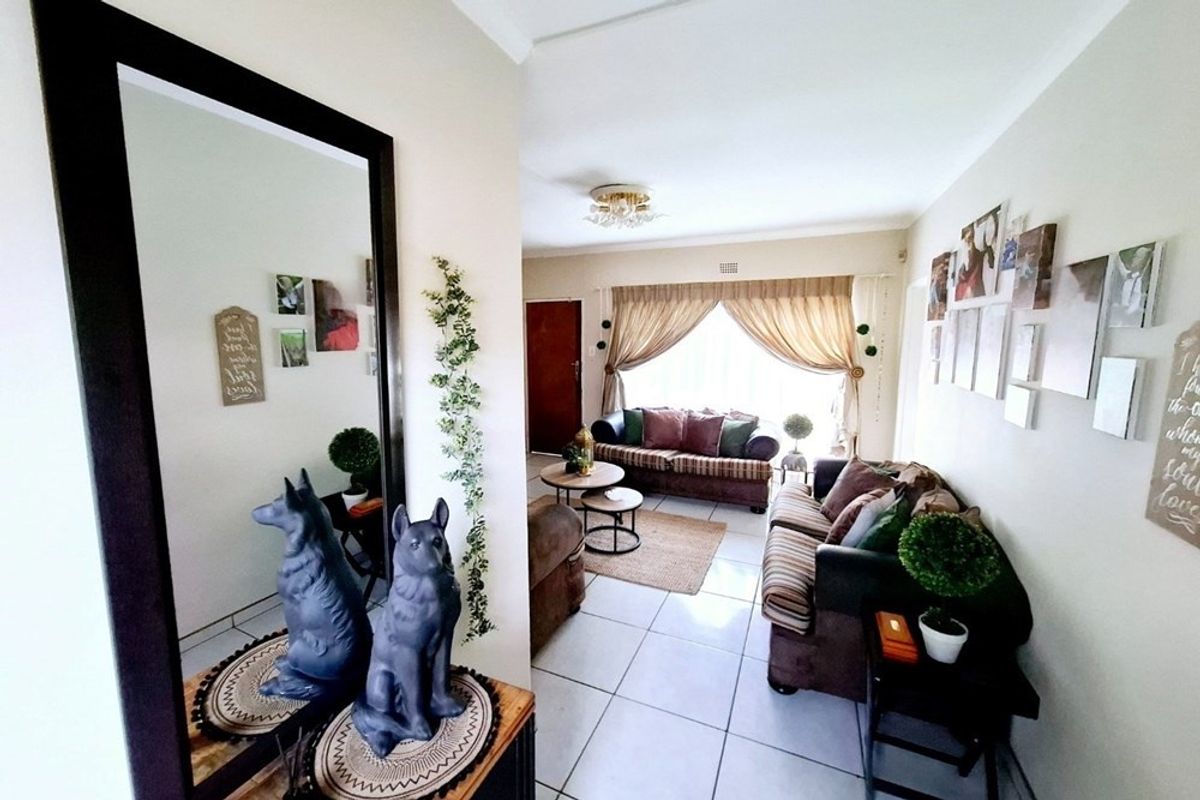 Family Rental with Pool in a Prime Kanonkop Location - Photo 2