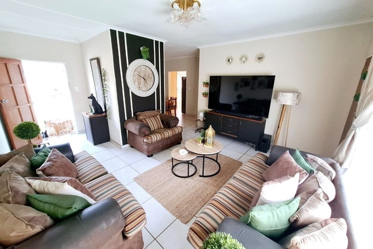 Family Rental with Pool in a Prime Kanonkop Location - Photo 3
