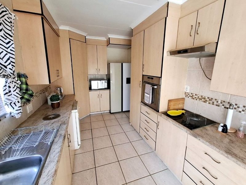 Family Rental with Pool in a Prime Kanonkop Location - Photo 7