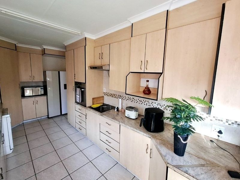 Family Rental with Pool in a Prime Kanonkop Location - Photo 6
