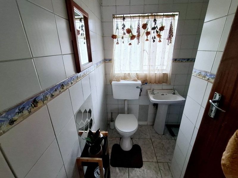 Family Rental with Pool in a Prime Kanonkop Location - Photo 10