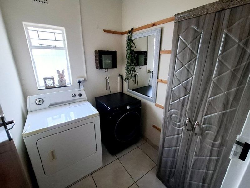 Family Rental with Pool in a Prime Kanonkop Location - Photo 8