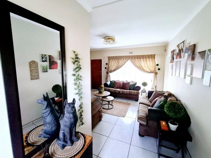 Family Rental with Pool in a Prime Kanonkop Location - Photo 2