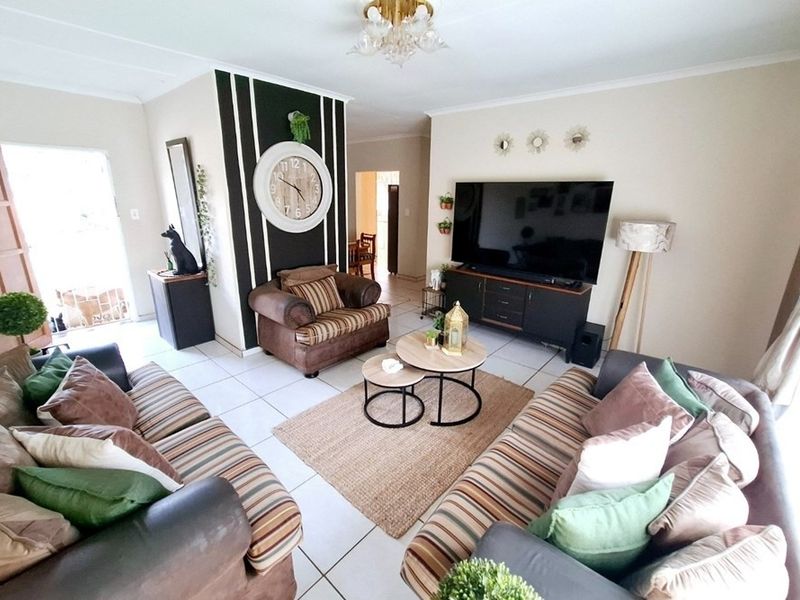 Family Rental with Pool in a Prime Kanonkop Location - Photo 3