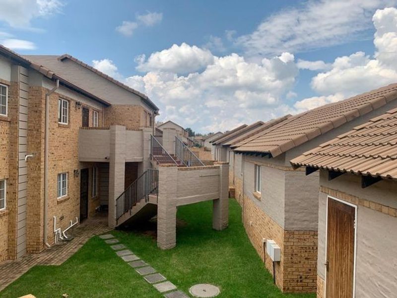 3-bedroom ,2 Bathroom apartment for rent in Carlswald - Photo 1