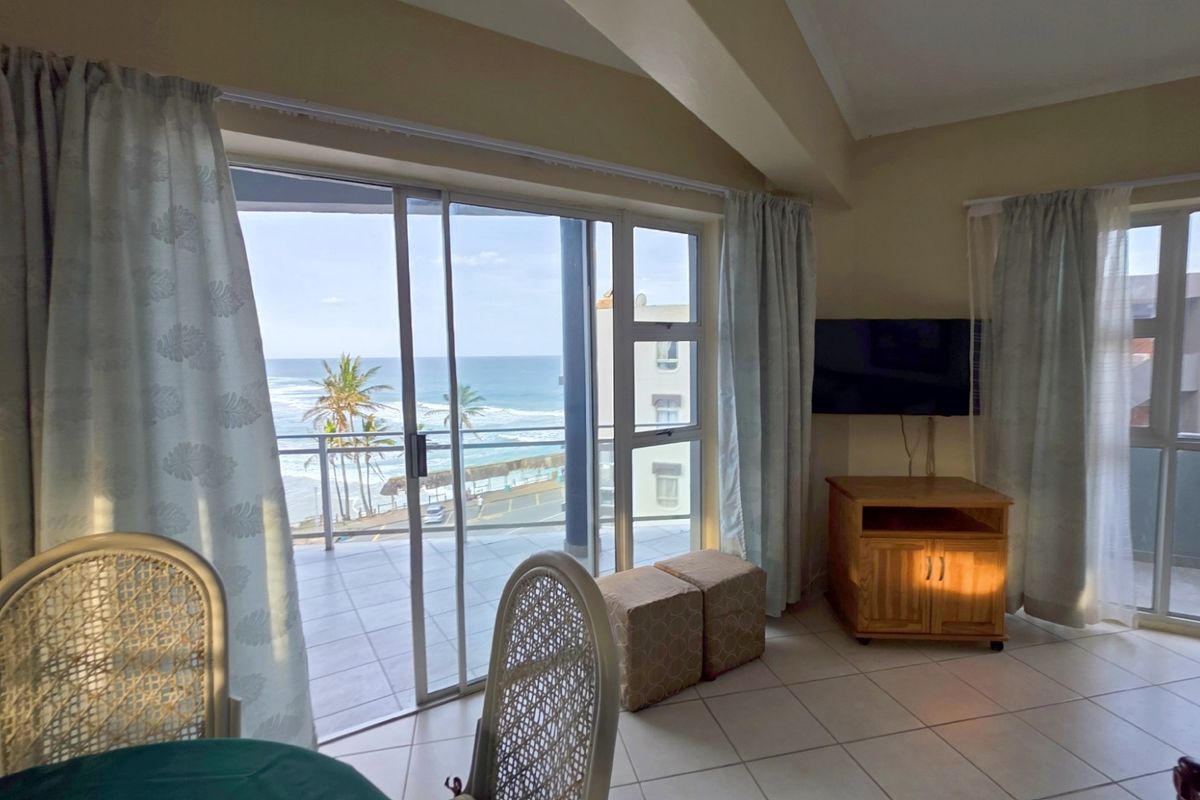 2 bedroom, 2 bathroom Beachfront Apartment with Seaviews in Margate, KwaZulu Natal - Photo 2