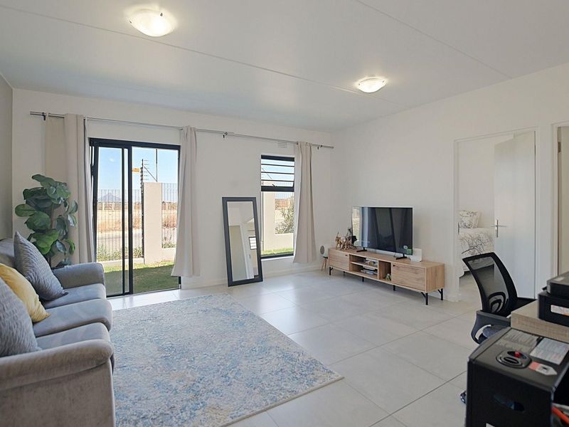 Apartment For Sale in Rivergate, Milnerton - Photo 2