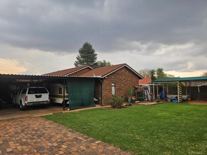 House with two bedroom flat. Make it yours. - Photo 1