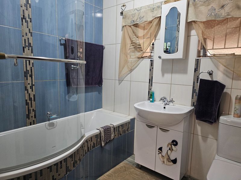 House with two bedroom flat. Make it yours. - Photo 9