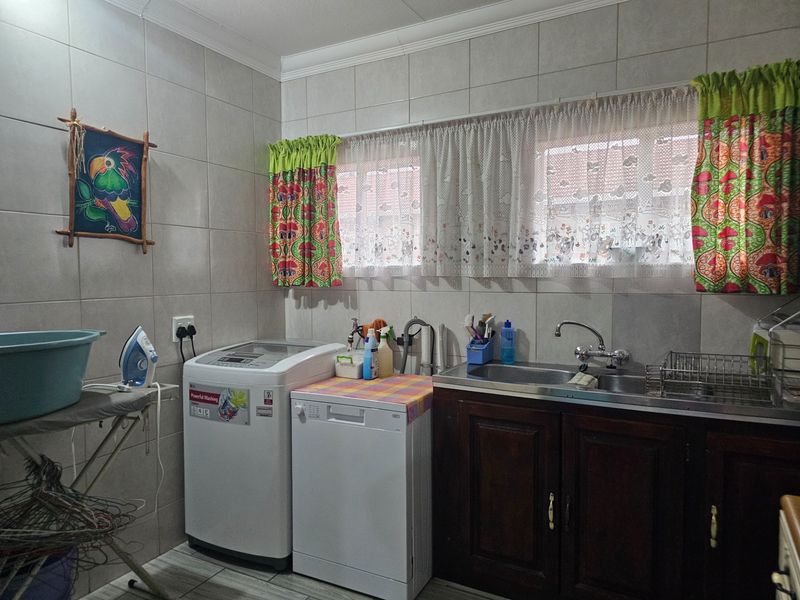 House with two bedroom flat. Make it yours. - Photo 7