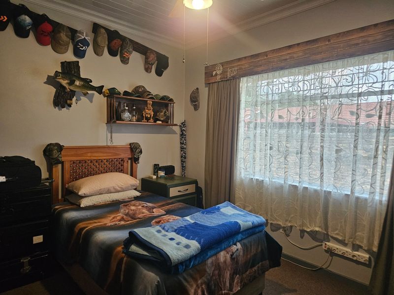 House with two bedroom flat. Make it yours. - Photo 8