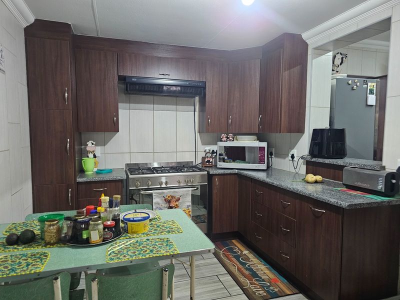 House with two bedroom flat. Make it yours. - Photo 6