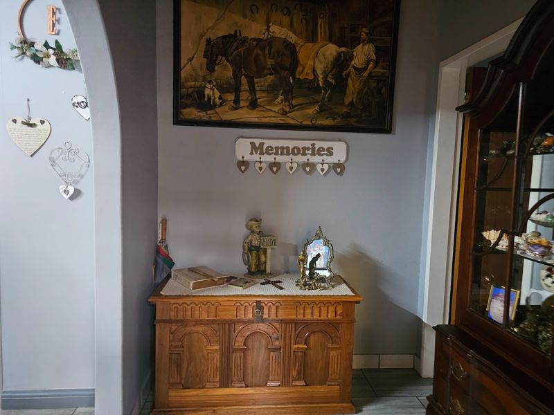 House with two bedroom flat. Make it yours. - Photo 2