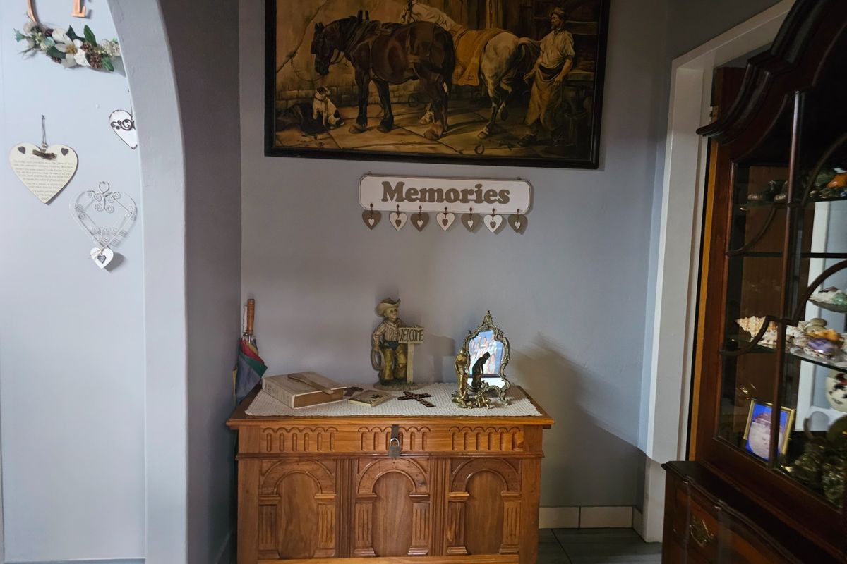 House with two bedroom flat. Make it yours. - Photo 2
