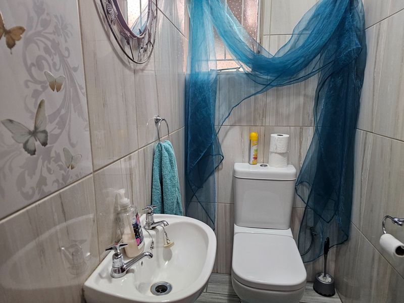 House with two bedroom flat. Make it yours. - Photo 10