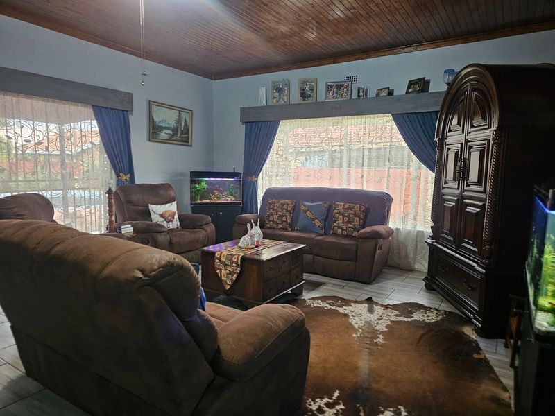 House with two bedroom flat. Make it yours. - Photo 3