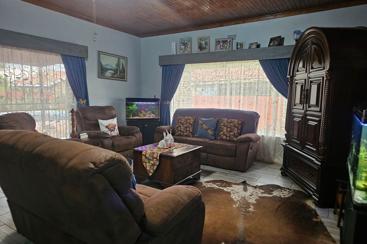 House with two bedroom flat. Make it yours. - Photo 3