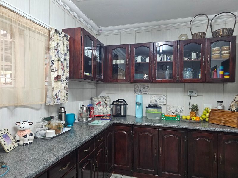 House with two bedroom flat. Make it yours. - Photo 5