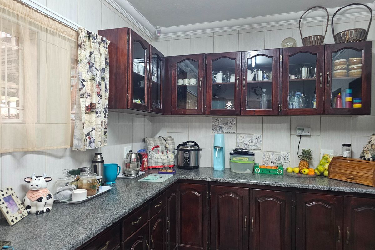 House with two bedroom flat. Make it yours. - Photo 5