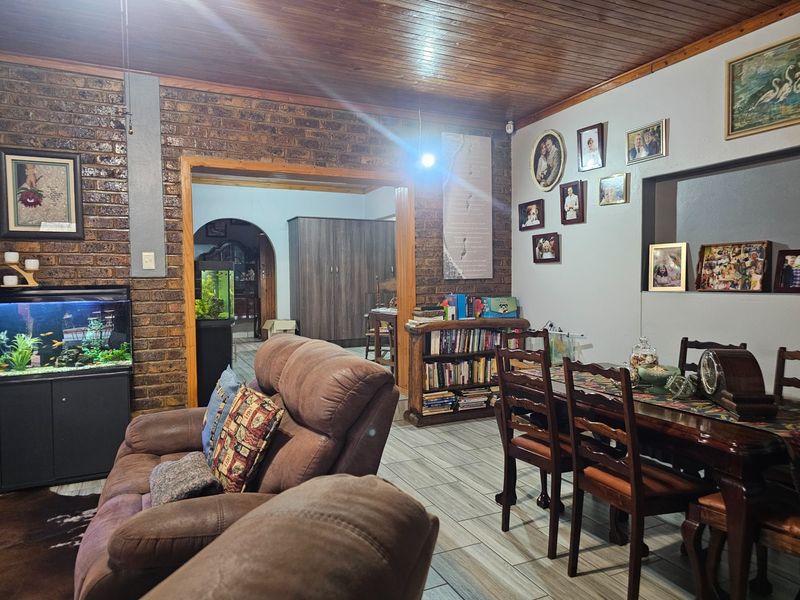 House with two bedroom flat. Make it yours. - Photo 4
