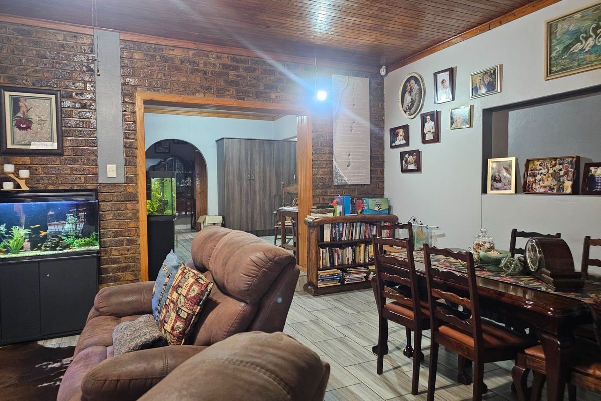 House with two bedroom flat. Make it yours. - Photo 4