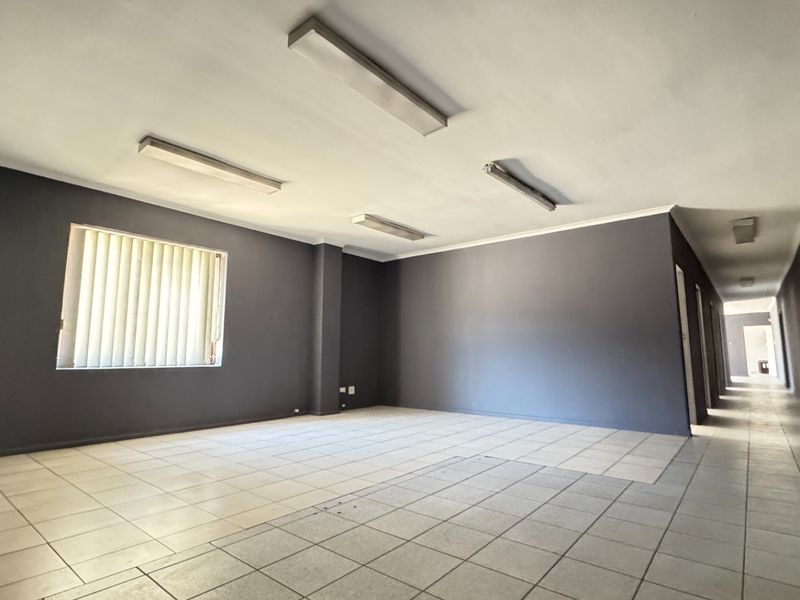 Prime Located  2,500m2 Warehouse To Let in Montague Gardens, Cape Town |  1,500m2 Secure Yard - Photo 8