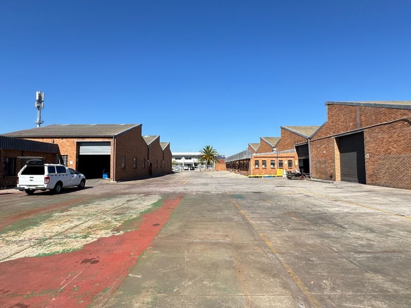 Prime Located  2,500m2 Warehouse To Let in Montague Gardens, Cape Town |  1,500m2 Secure Yard - Photo 6