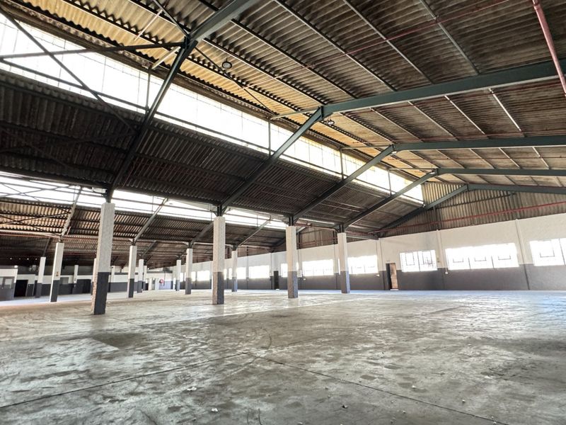 Prime Located  2,500m2 Warehouse To Let in Montague Gardens, Cape Town |  1,500m2 Secure Yard - Photo 4