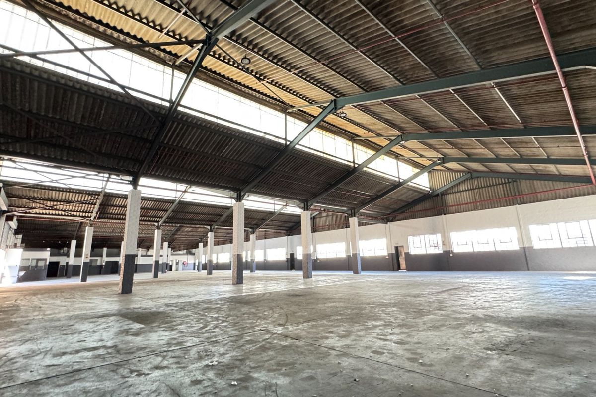 Prime Located  2,500m2 Warehouse To Let in Montague Gardens, Cape Town |  1,500m2 Secure Yard - Photo 4