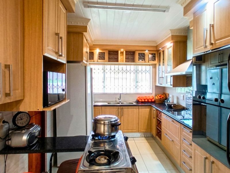 Spacious Family Home with Flatlet and Pool in Amalinda North - Photo 10
