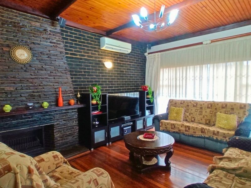 Spacious Family Home with Flatlet and Pool in Amalinda North - Photo 5