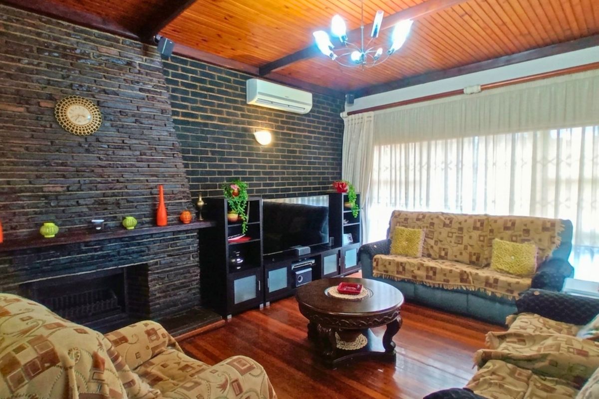 Spacious Family Home with Flatlet and Pool in Amalinda North - Photo 5