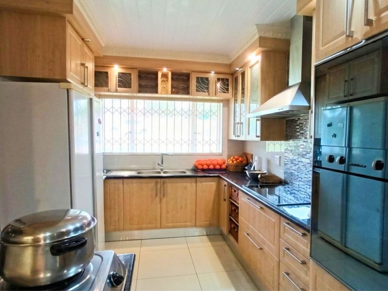Spacious Family Home with Flatlet and Pool in Amalinda North - Photo 8