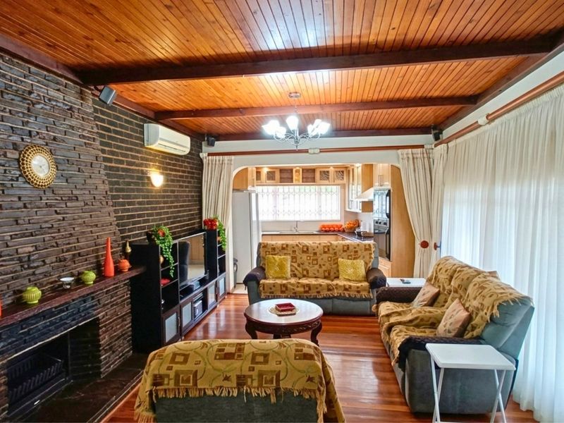 Spacious Family Home with Flatlet and Pool in Amalinda North - Photo 4