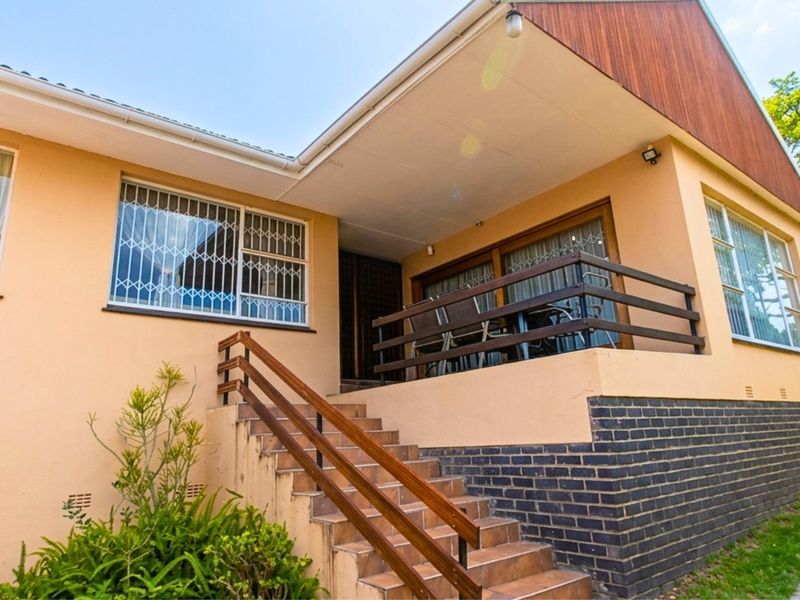 Spacious Family Home with Flatlet and Pool in Amalinda North - Photo 2