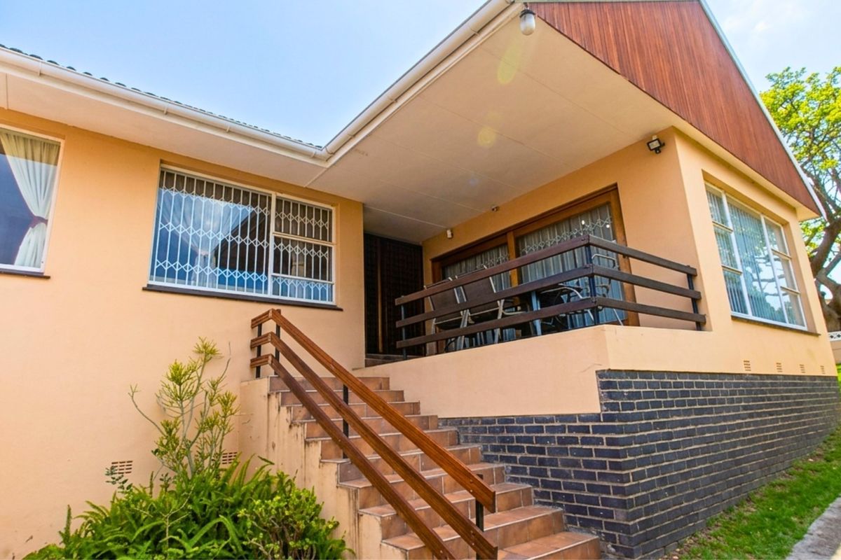 Spacious Family Home with Flatlet and Pool in Amalinda North - Photo 2