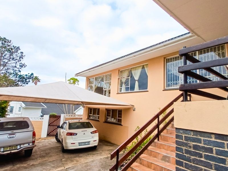 Spacious Family Home with Flatlet and Pool in Amalinda North - Photo 3