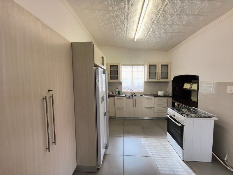 Welcome Home: The Perfect Blend of Comfort, Space, and Security in Beaconsfield, Kimberley - Photo 4