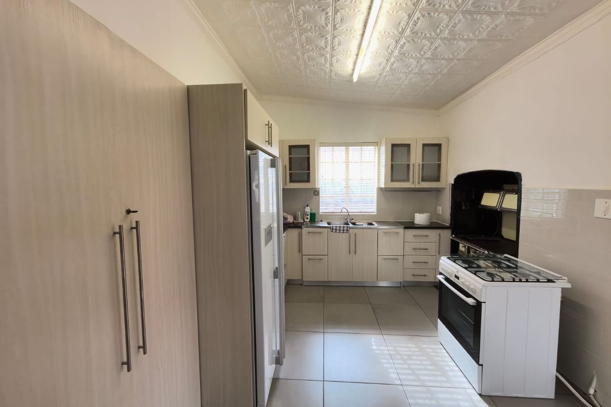 Welcome Home: The Perfect Blend of Comfort, Space, and Security in Beaconsfield, Kimberley - Photo 4