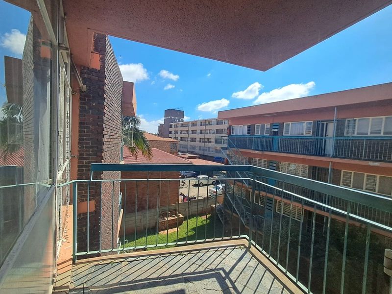 2-Bedroom Apartment with Balcony and Comfortable Living Space - Photo 1