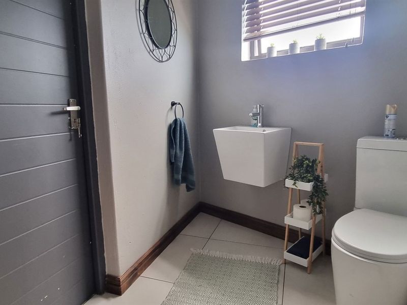 A Sanctuary of Modern Luxury: Your Dream Home Awaits in Monument Heights, Kimberley - Photo 8