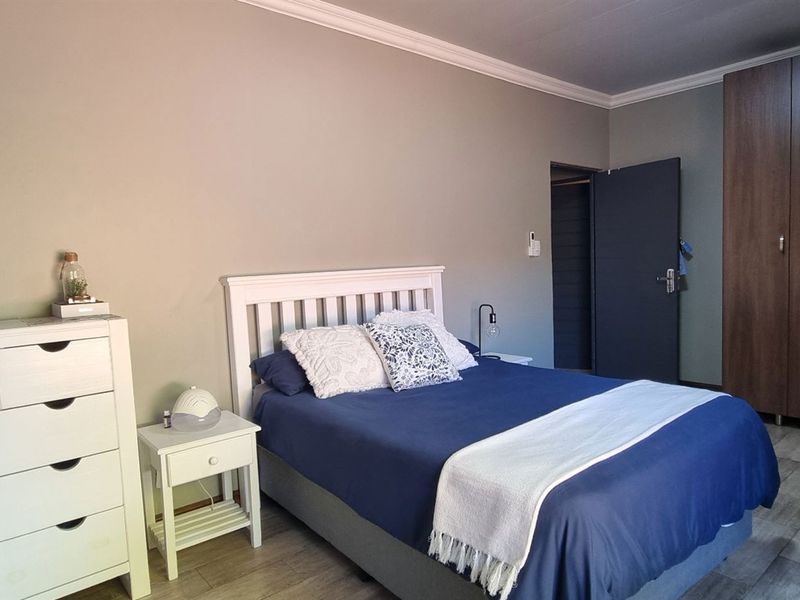 A Sanctuary of Modern Luxury: Your Dream Home Awaits in Monument Heights, Kimberley - Photo 10