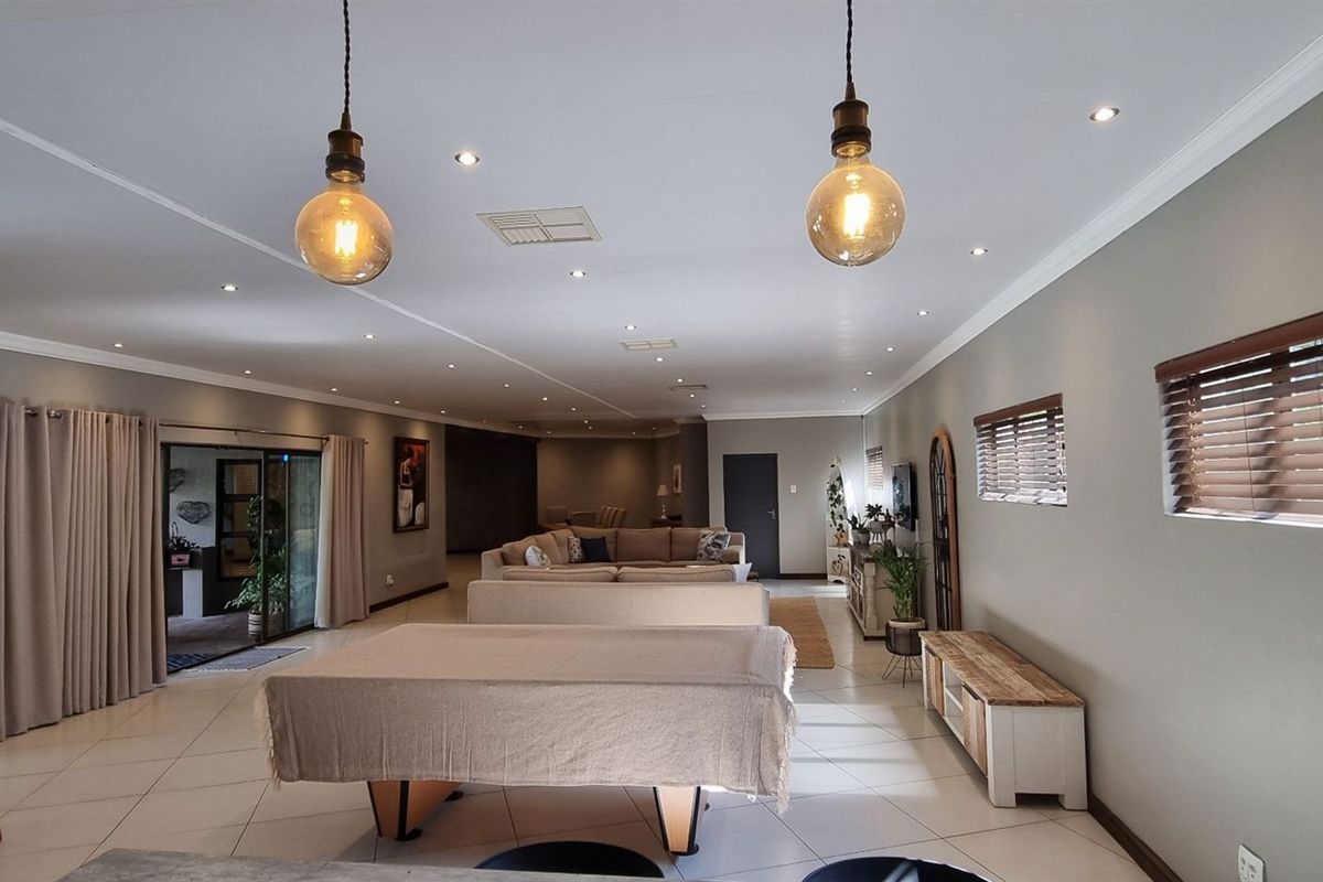 A Sanctuary of Modern Luxury: Your Dream Home Awaits in Monument Heights, Kimberley - Photo 4