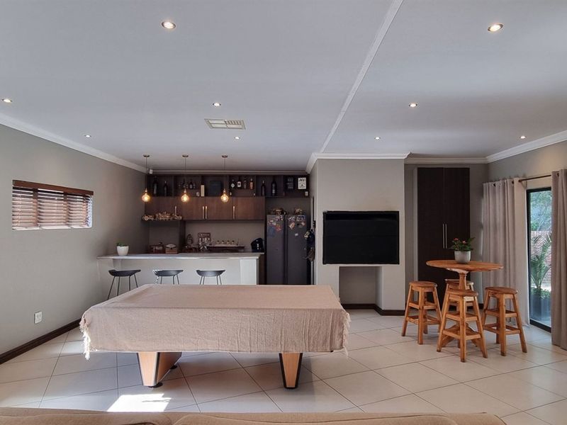 A Sanctuary of Modern Luxury: Your Dream Home Awaits in Monument Heights, Kimberley - Photo 5