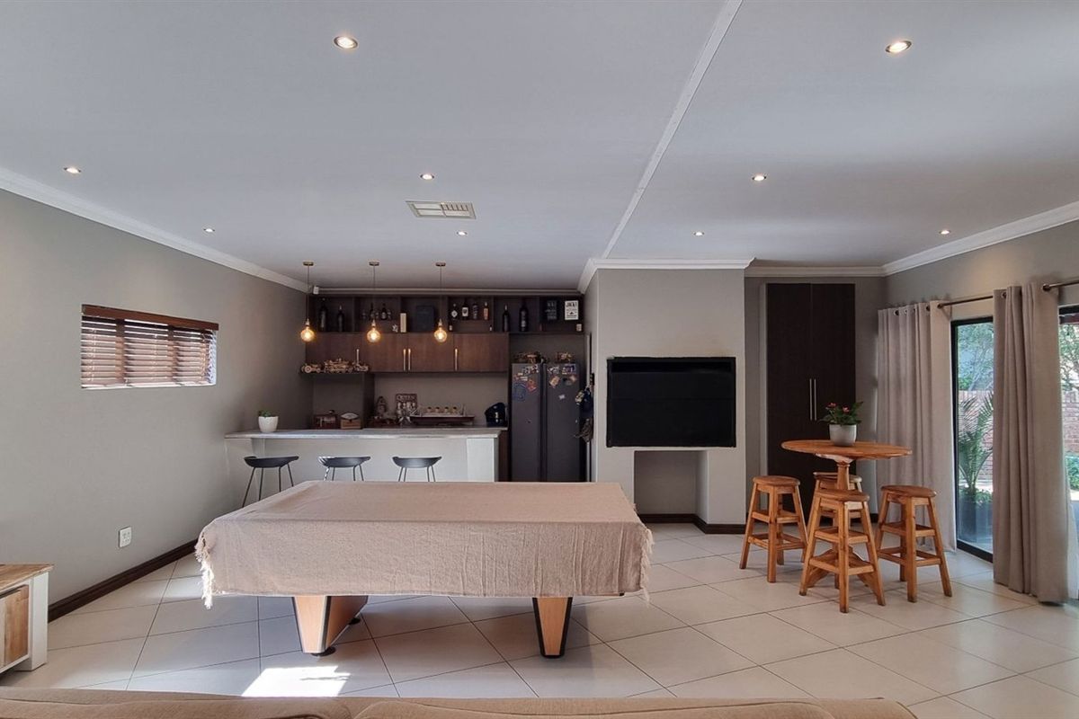A Sanctuary of Modern Luxury: Your Dream Home Awaits in Monument Heights, Kimberley - Photo 5