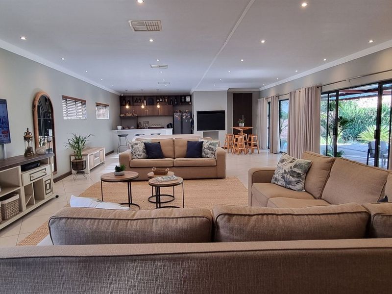 A Sanctuary of Modern Luxury: Your Dream Home Awaits in Monument Heights, Kimberley - Photo 3