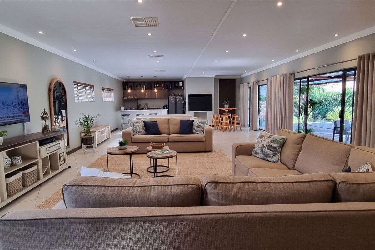 A Sanctuary of Modern Luxury: Your Dream Home Awaits in Monument Heights, Kimberley - Photo 3